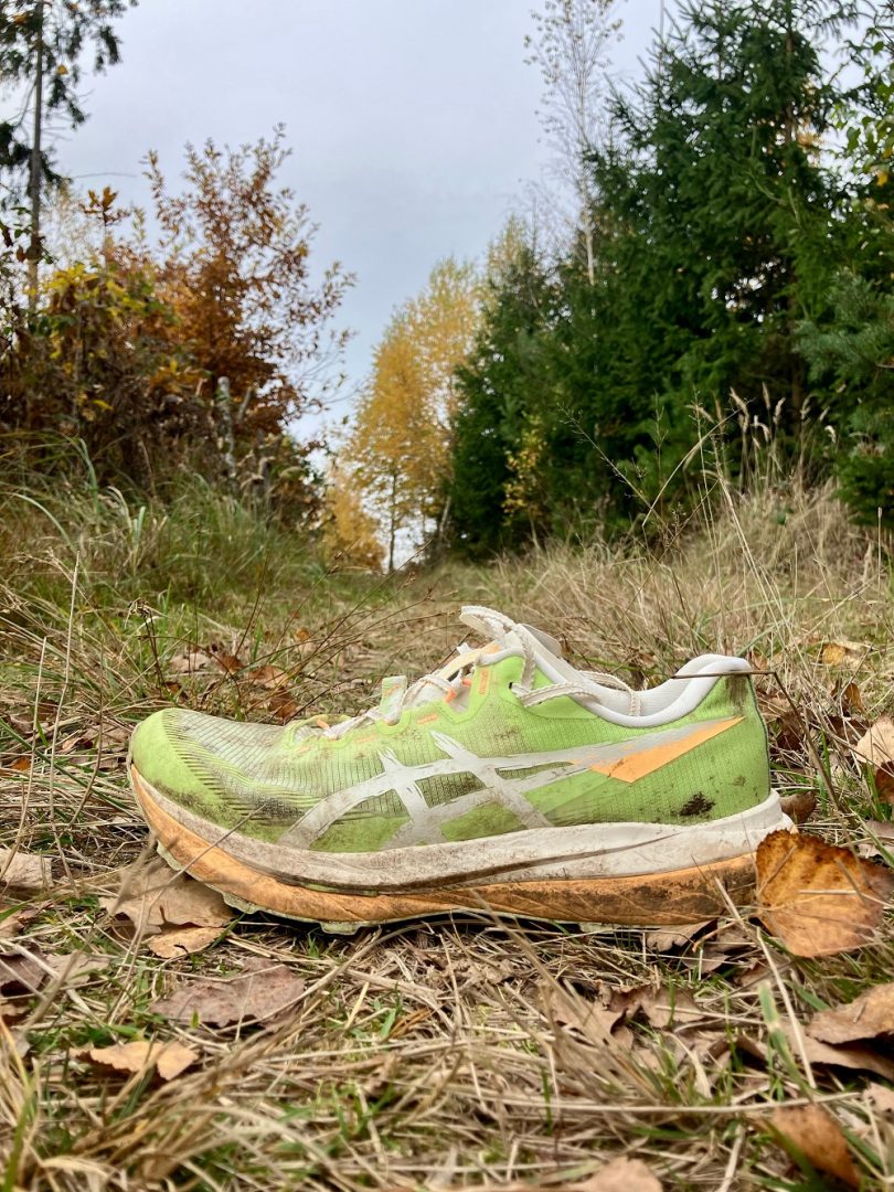 Recenze běžecké trailové závodní boty Asics FujiSpeed 4